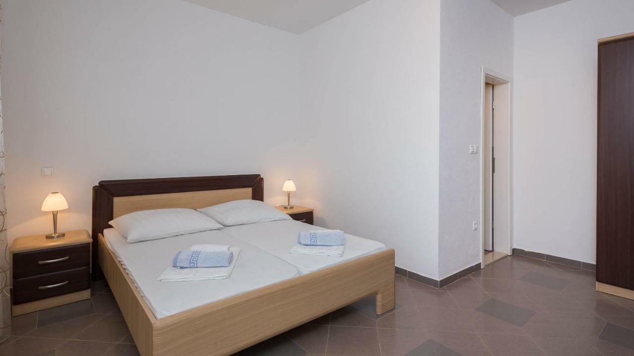 Beachfront Apartments Lara Omiš Habitación foto